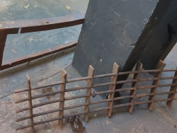 Trio é preso após furtar grade de bueiro em Dourados