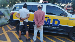 Dupla é presa furtando fios de energia de campo de futebol na Vila Hilda