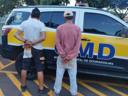 Dupla é presa furtando fios de energia de campo de futebol na Vila Hilda