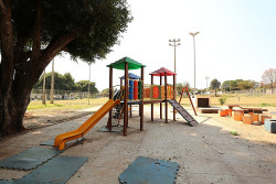 Laudir solicita serviços para melhorar estrutura de campo de futebol