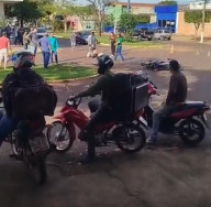 Motociclista sofre ferimentos graves após acidente com carro no centro