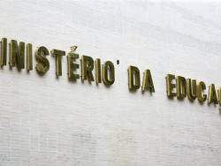 MEC libera acúmulo de benefícios para estudantes de graduação