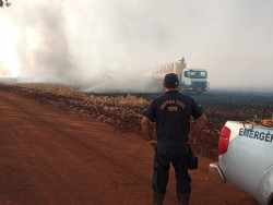 Defesa Civil e Corpo de Bombeiros atuam no combate ao incêndio