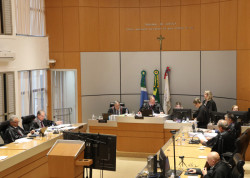 Mulher é condenada por divulgar fotos íntimas da ex-namorada do marido