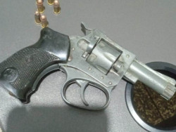 “Motoqueiro Fantasma” é preso por tráfico e polícia encontra revólver na cueca