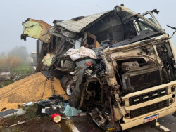 Carretas batem de frente durante tentativa de ultrapassagem na MS-276