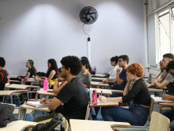 MEC apoiará 393 cursinhos populares em 2025