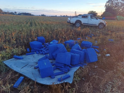 Traficantes abandonam dois veículos capotados com droga e munições na fronteira