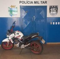 Homem é preso por direção perigosa após empinar moto em via pública