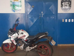 Homem é preso por direção perigosa após empinar moto em via pública