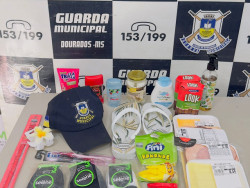Mulher é presa após ser flagrada com R$ 345 em produtos furtados de supermercado