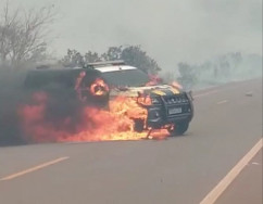 Viatura da PRF pega fogo em incêndio na BR-060