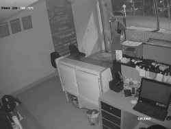 Ladrão furta dinheiro após arrombar porta de marmitaria no Jardim Tropical