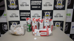 Homem abaixa as calças na delegacia depois de ser preso por furtar caixa de leite