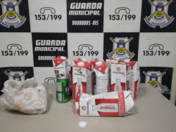 Homem abaixa as calças na delegacia depois de ser preso por furtar caixa de leite