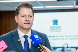 Com mandato “apagado”, deputado Renato Câmara torra R$ 261 mil em verba indenizatória