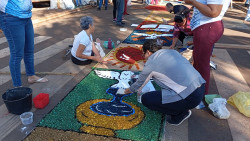 Católicos de Dourados começam a montar tapetes para celebrar Corpus Christi