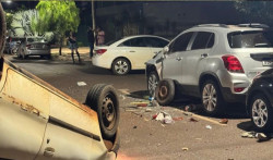 Na contramão, condutora bêbada bate em carros e capota na General Osório