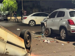 Na contramão, condutora bêbada bate em carros e capota na General Osório