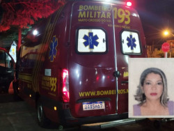 Mulher é encontrada caída ao lado de moto e morre após ser levada para o hospital