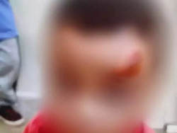 Monitora é flagrada por câmera de segurança agredindo crianças em creche