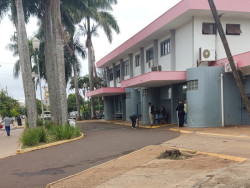 Homem bate moto em caminhonete na fronteira e morre em hospital de Dourados