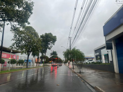Semana começa com chuva em Dourados e temperatura cai durante o dia