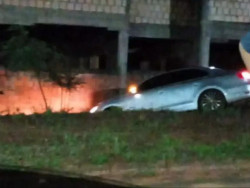 Homem é assassinado na frente da namorada durante troca de tiros em lanchonete