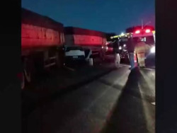 Criança de 9 anos morre em hospital após acidente entre carro e carreta na BR-163