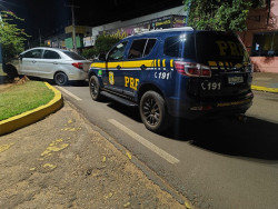 Motorista é preso pela PRF após bater em placa de trânsito e tentar fugir a pé
