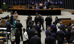 Governo ainda avalia se vai ao Supremo por IOF, diz AGU