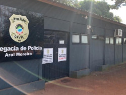 Homem é preso após ser flagrado agredindo mulher em via pública com socos