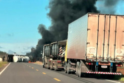Carreta tomba na MS-040 e interdita rodovia em Campo Grande