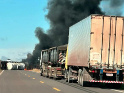 Carreta tomba na MS-040 e interdita rodovia em Campo Grande