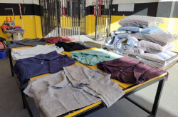 Peças de inverno confeccionadas em penitenciária são entregues em hospital
