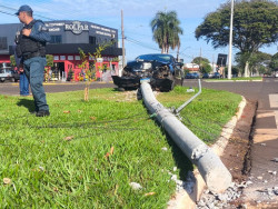 Carro derruba poste após colisão em avenida central de Dourados