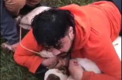 Lutador de Muay Thai é atacado por cães da raça Pit Bull enquanto corria em cidade da fronteira