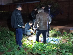 Homens em motos executam rapaz com 3 tiros no Jardim Itália