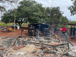 Homem chega bêbado e coloca fogo em casa para tentar matar a própria mãe
