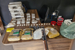 Dois suspeitos são presos em ação da polícia que fecha bunker de drogas e armas