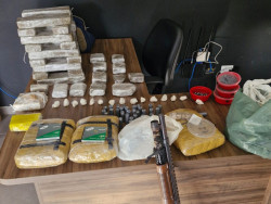 Dois suspeitos são presos em ação da polícia que fecha bunker de drogas e armas