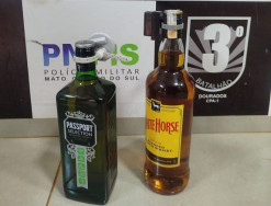 Foragida do sistema prisional é presa após furtar garrafas de uísque