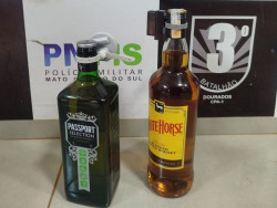 Foragida do sistema prisional é presa após furtar garrafas de uísque