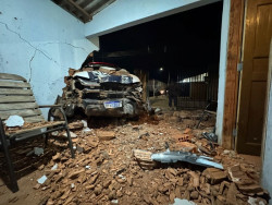Viatura derruba muro de casa durante perseguição em cidade da região