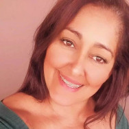 Mulher é morta a golpes de faca e filho é procurado pela polícia como principal suspeito