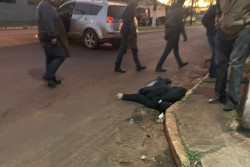 Vídeo: homem mostra fuzil AK-47 e manda recado a desafeto: “tá se envolvendo com minha mulher”