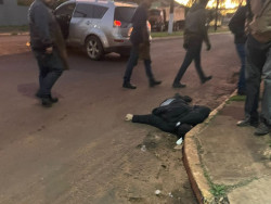 Vídeo: homem mostra fuzil AK-47 e manda recado a desafeto: “tá se envolvendo com minha mulher”