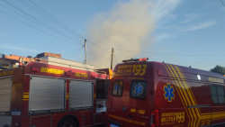Veja o vídeo: casa pega fogo neste sábado em bairro de Dourados