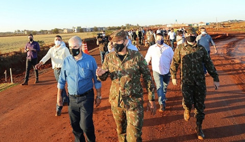 Governador conversou com militares que tocam obra do aeroporto de Dourados (Imagem: A. Frota)