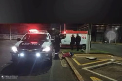 Jovem empina moto, foge de policiais militares e fica em estado grave após bater em carro